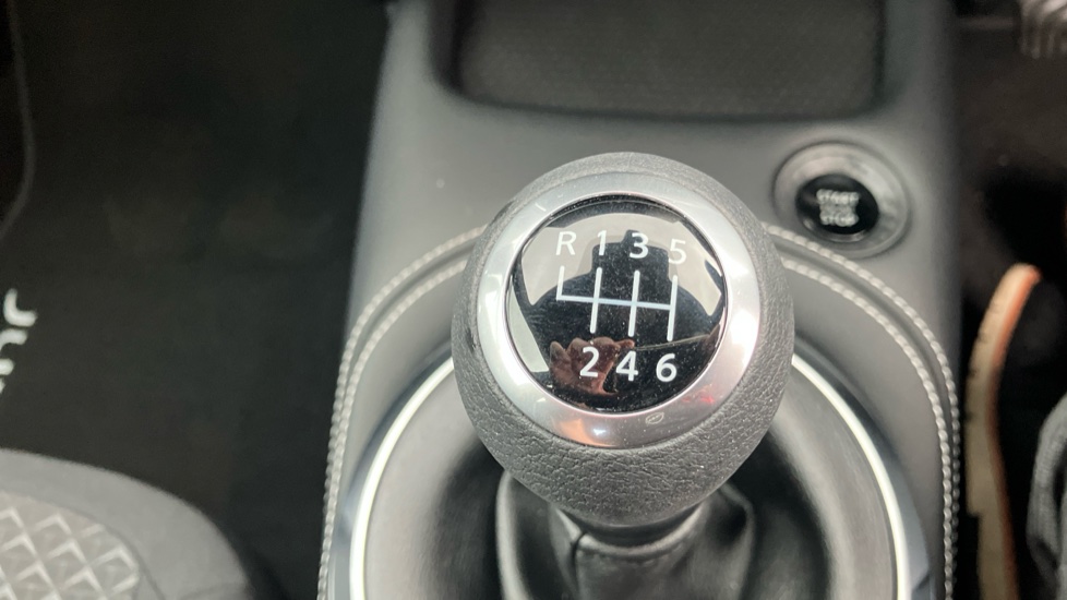 Nissan Juke 1.0 DiG-T N-Connecta 5dr Petrol Hatchback - Image 28