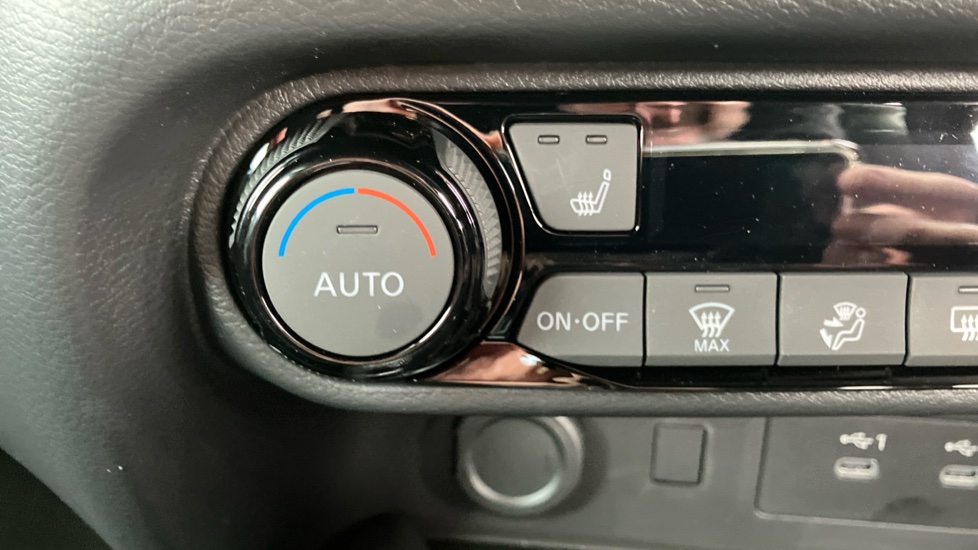 Nissan Juke 1.0 DiG-T N-Connecta 5dr Petrol Hatchback - Image 30