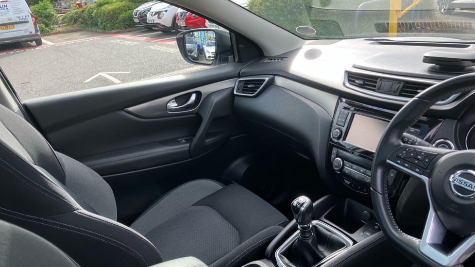 Nissan Qashqai 1.5 dCi 115 N-Connecta 5dr Diesel Hatchback - Image 14