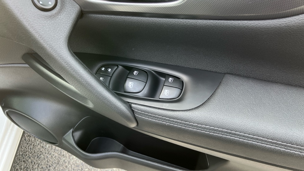 Nissan Qashqai 1.5 dCi 115 N-Connecta 5dr Diesel Hatchback - Image 29