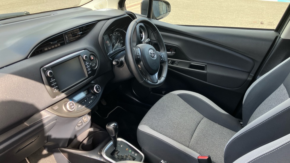 Toyota Yaris 1.5 Hybrid Y20 5dr CVT [Bi-tone] Hybrid Hatchback - Image 9