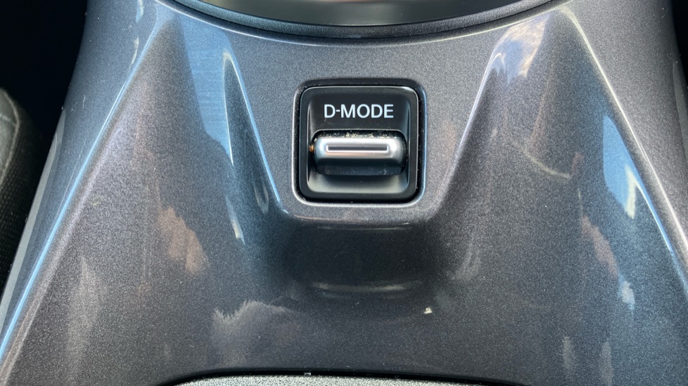 Nissan Juke 1.0 DiG-T 114 N-Connecta 5dr Petrol Hatchback - Image 28