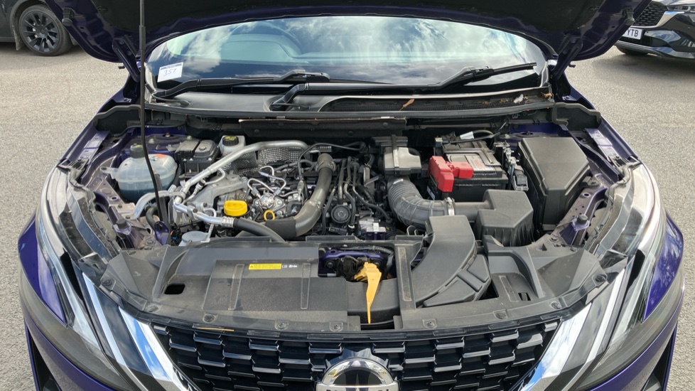 Nissan Qashqai 1.3 DiG-T MH Acenta Premium 5dr Petrol Hatchback - Image 8