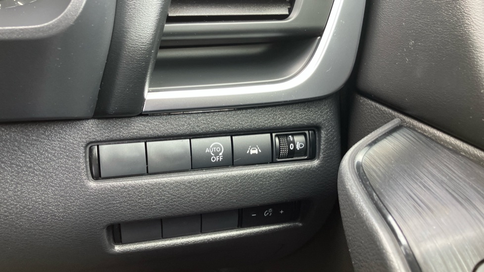 Nissan Qashqai 1.3 DiG-T MH Acenta Premium 5dr Petrol Hatchback - Image 21