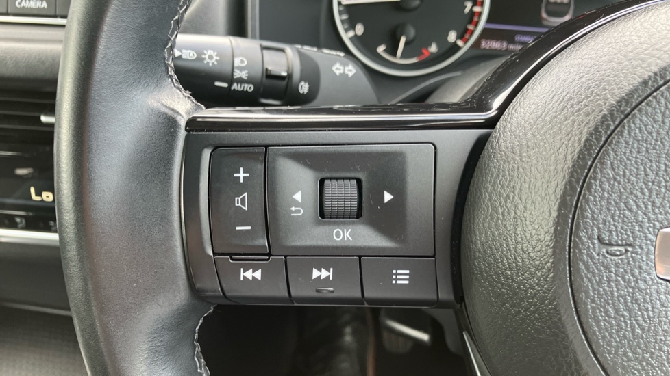 Nissan Qashqai 1.3 DiG-T MH Acenta Premium 5dr Petrol Hatchback - Image 28