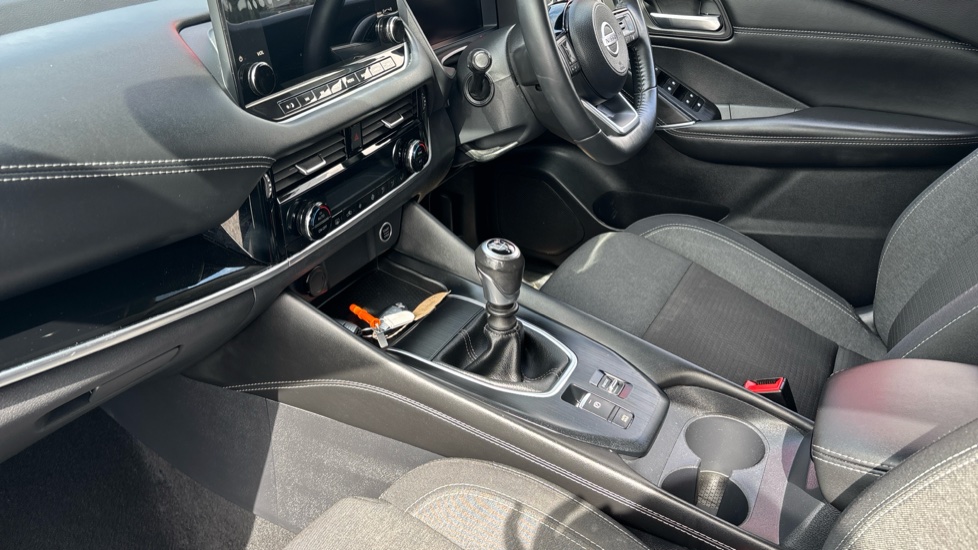 Nissan Qashqai 1.3 DiG-T MH N-Connecta 5dr Petrol Hatchback - Image 13
