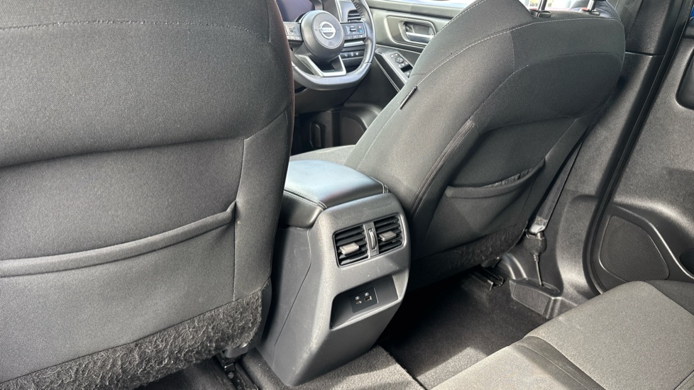 Nissan Qashqai 1.3 DiG-T MH N-Connecta 5dr Petrol Hatchback - Image 22