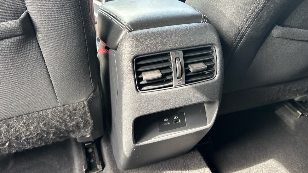 Nissan Qashqai 1.3 DiG-T MH N-Connecta 5dr Petrol Hatchback - Image 23