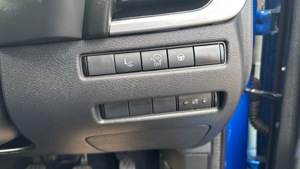 Nissan Qashqai 1.3 DiG-T MH N-Connecta 5dr Petrol Hatchback - Image 31