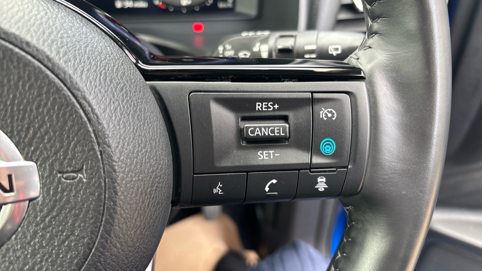 Nissan Qashqai 1.3 DiG-T MH N-Connecta 5dr Petrol Hatchback - Image 33