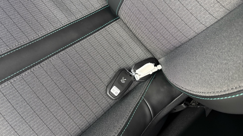 Peugeot 2008 1.2 PureTech Allure Premium 5dr Petrol Estate - Image 19