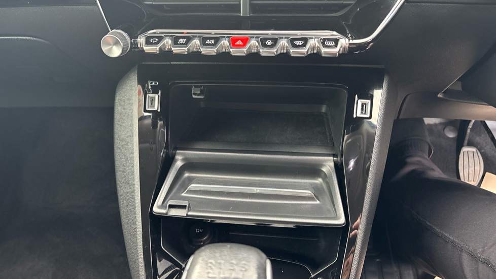Peugeot 2008 1.2 PureTech Allure Premium 5dr Petrol Estate - Image 41