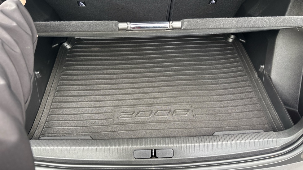 Peugeot 2008 1.2 PureTech Allure Premium 5dr Petrol Estate - Image 57