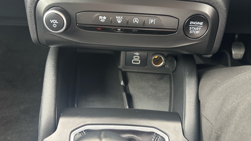 Ford Focus 1.0 EcoBoost Active X 5dr Petrol Hatchback - Image 31