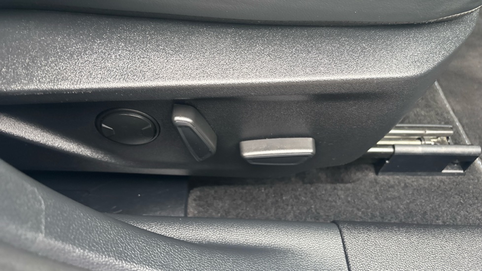 Ford Focus 1.0 EcoBoost Active X 5dr Petrol Hatchback - Image 43