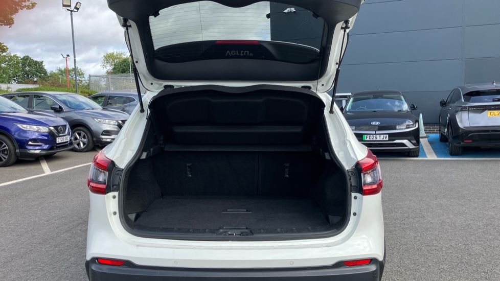 Nissan Qashqai 1.5 dCi N-Connecta 5dr Diesel Hatchback - Image 4