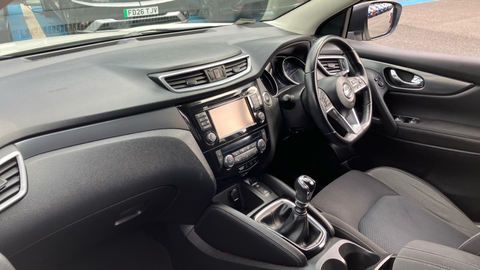 Nissan Qashqai 1.5 dCi N-Connecta 5dr Diesel Hatchback - Image 9