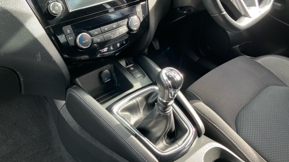Nissan Qashqai 1.5 dCi N-Connecta 5dr Diesel Hatchback - Image 13