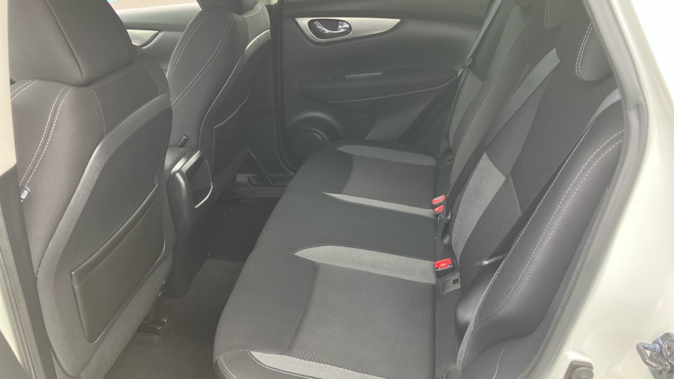 Nissan Qashqai 1.5 dCi N-Connecta 5dr Diesel Hatchback - Image 16