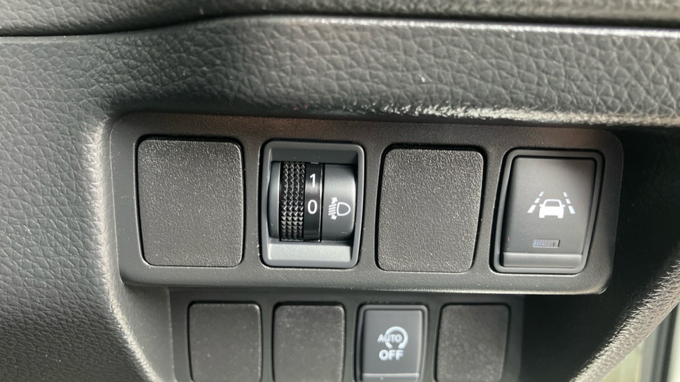 Nissan Qashqai 1.5 dCi N-Connecta 5dr Diesel Hatchback - Image 30