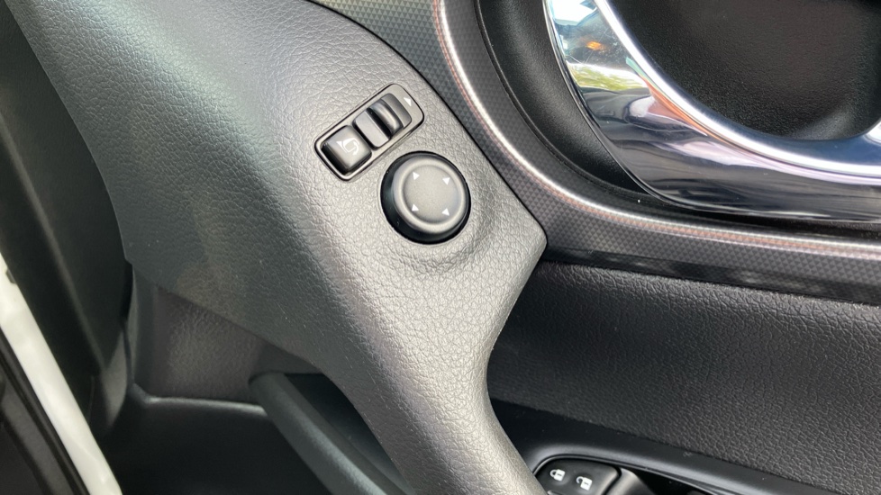 Nissan Qashqai 1.5 dCi N-Connecta 5dr Diesel Hatchback - Image 31
