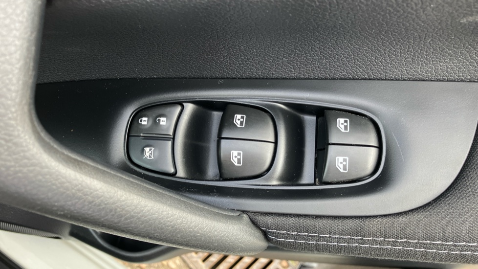 Nissan Qashqai 1.5 dCi N-Connecta 5dr Diesel Hatchback - Image 32