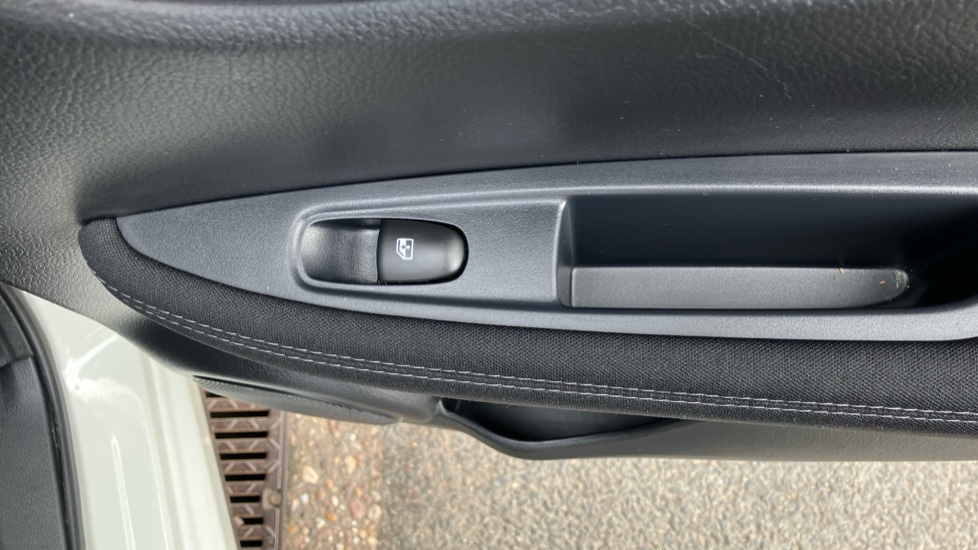 Nissan Qashqai 1.5 dCi N-Connecta 5dr Diesel Hatchback - Image 37