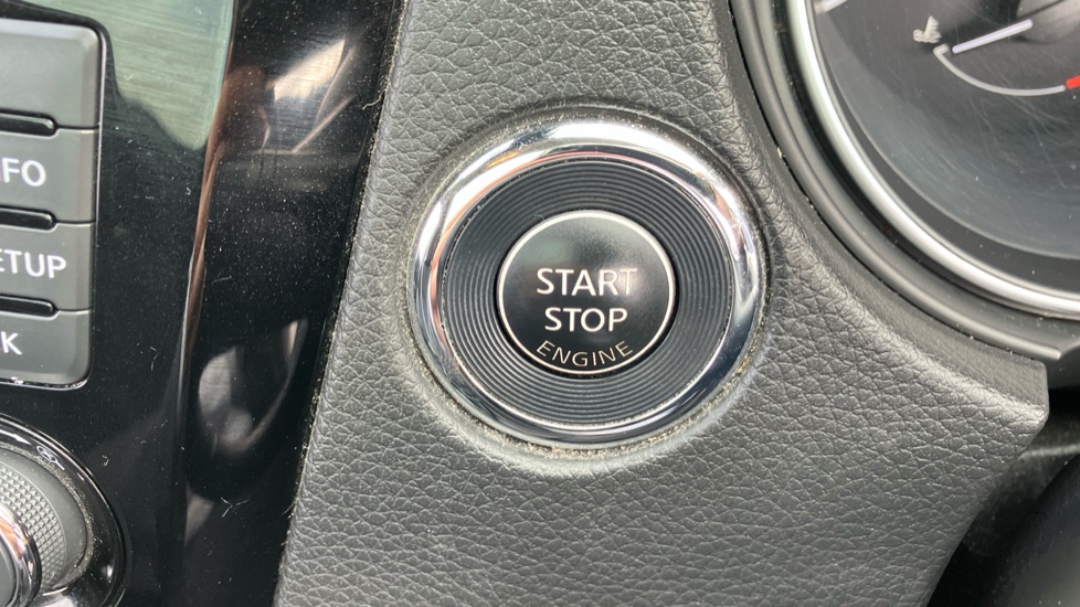 Nissan Qashqai 1.5 dCi N-Connecta 5dr Diesel Hatchback - Image 39