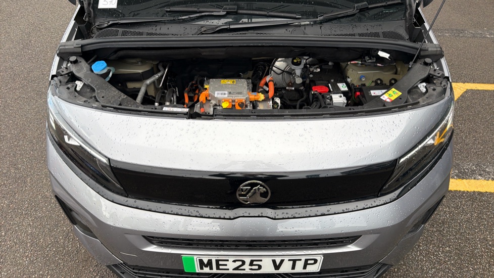 Vauxhall Combo Life 100kW Design XL 52kWh 5dr Auto [7 Seat] Electric Estate - Image 8