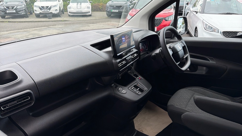 Vauxhall Combo Life 100kW Design XL 52kWh 5dr Auto [7 Seat] Electric Estate - Image 9