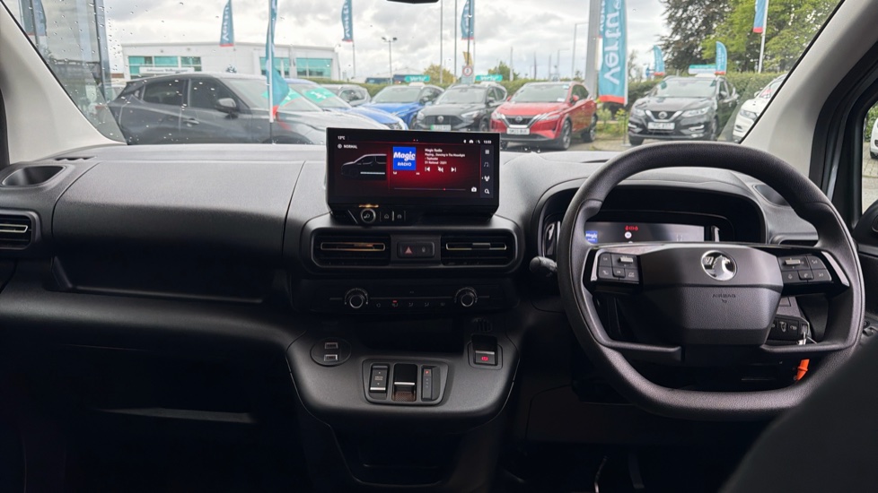 Vauxhall Combo Life 100kW Design XL 52kWh 5dr Auto [7 Seat] Electric Estate - Image 10