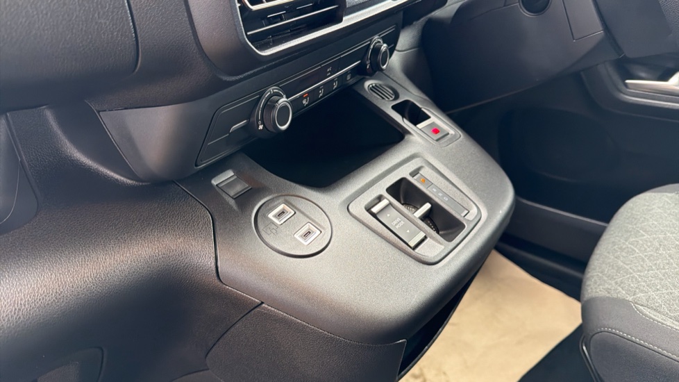 Vauxhall Combo Life 100kW Design XL 52kWh 5dr Auto [7 Seat] Electric Estate - Image 13