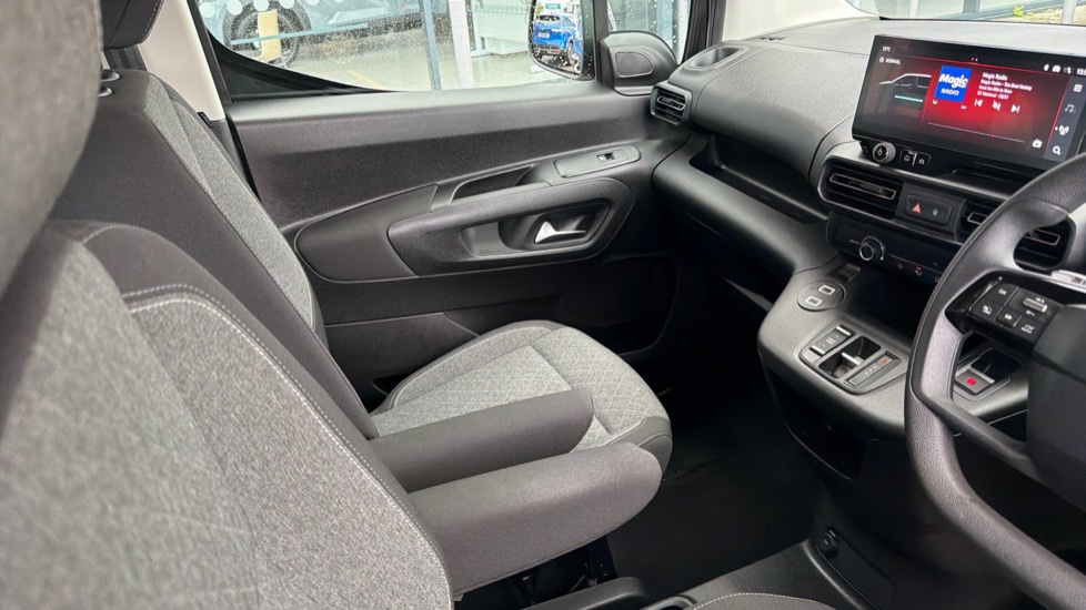 Vauxhall Combo Life 100kW Design XL 52kWh 5dr Auto [7 Seat] Electric Estate - Image 14