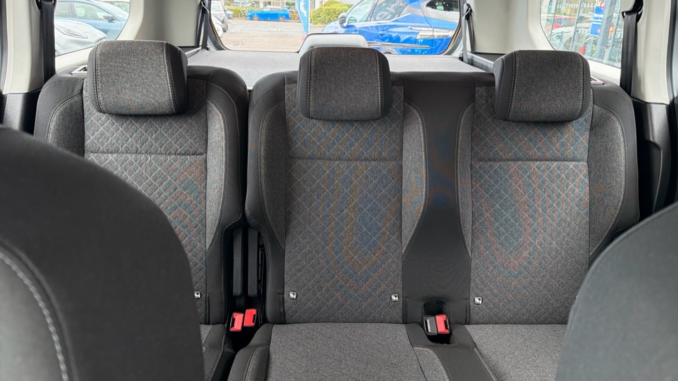 Vauxhall Combo Life 100kW Design XL 52kWh 5dr Auto [7 Seat] Electric Estate - Image 15