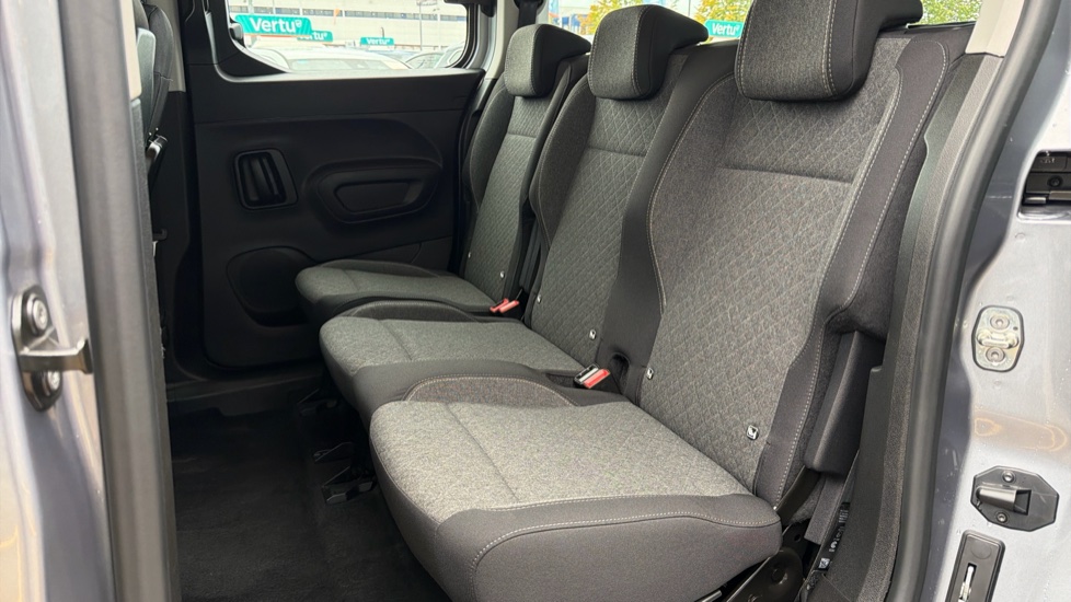 Vauxhall Combo Life 100kW Design XL 52kWh 5dr Auto [7 Seat] Electric Estate - Image 16