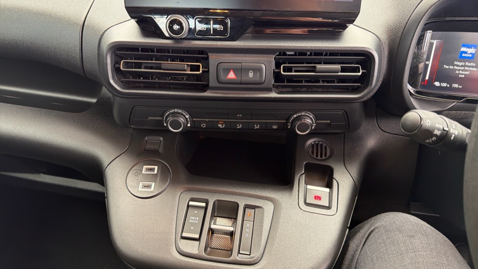 Vauxhall Combo Life 100kW Design XL 52kWh 5dr Auto [7 Seat] Electric Estate - Image 21