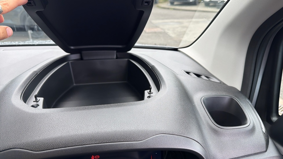 Vauxhall Combo Life 100kW Design XL 52kWh 5dr Auto [7 Seat] Electric Estate - Image 24