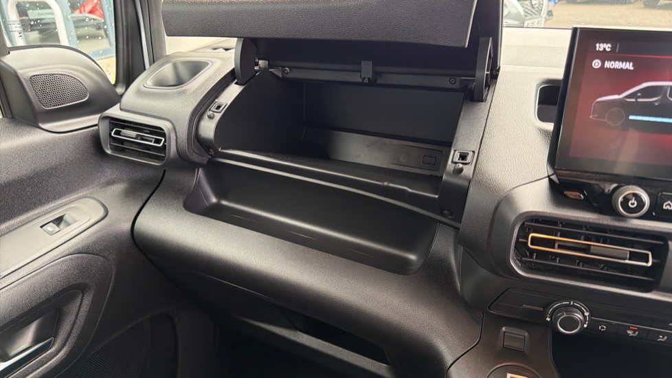 Vauxhall Combo Life 100kW Design XL 52kWh 5dr Auto [7 Seat] Electric Estate - Image 25