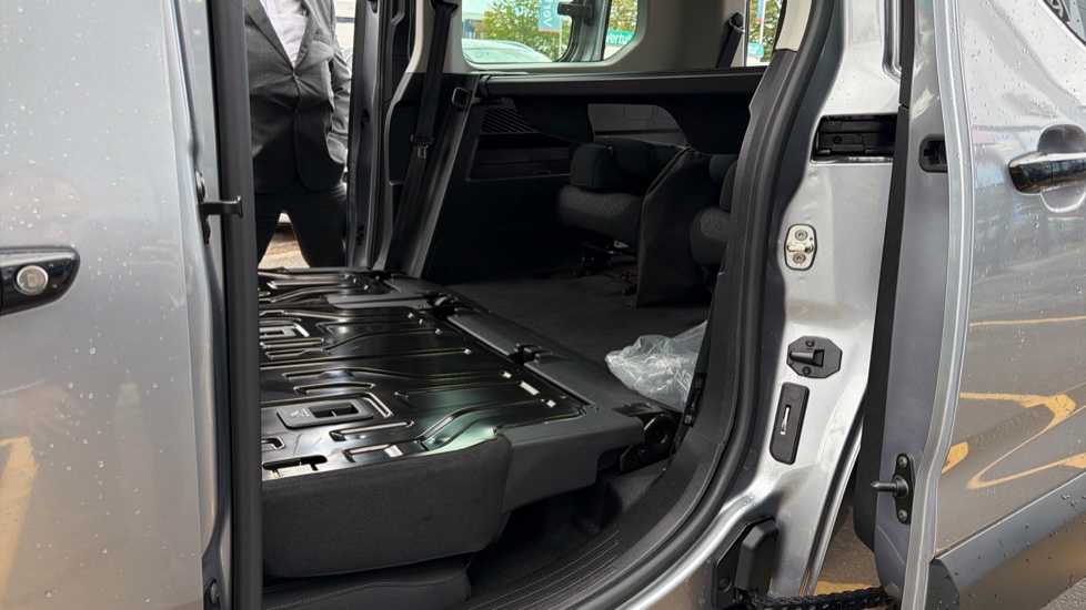 Vauxhall Combo Life 100kW Design XL 52kWh 5dr Auto [7 Seat] Electric Estate - Image 26