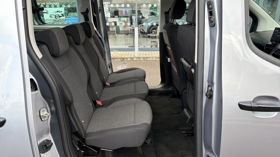 Vauxhall Combo Life 100kW Design XL 52kWh 5dr Auto [7 Seat] Electric Estate - Image 27
