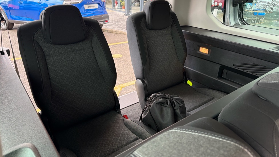 Vauxhall Combo Life 100kW Design XL 52kWh 5dr Auto [7 Seat] Electric Estate - Image 28