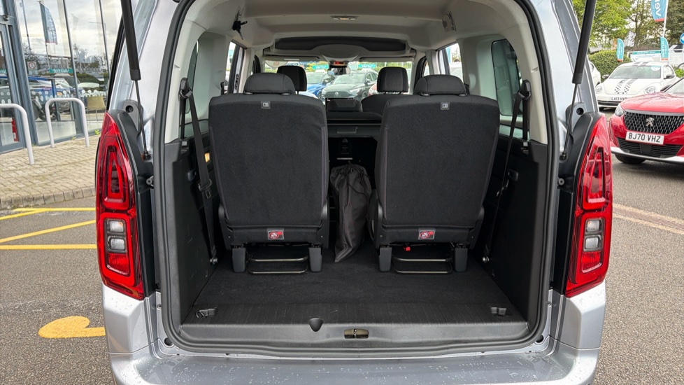 Vauxhall Combo Life 100kW Design XL 52kWh 5dr Auto [7 Seat] Electric Estate - Image 29