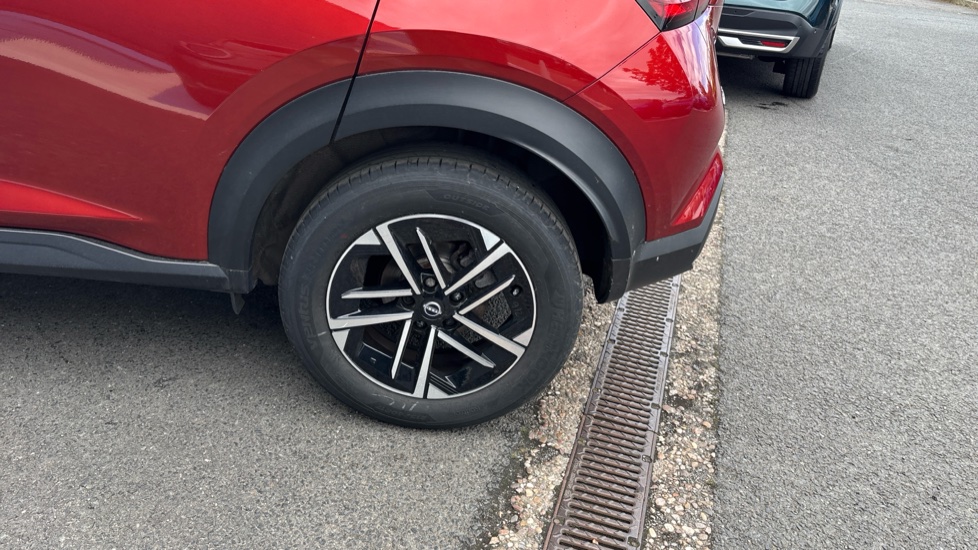 Nissan Juke 1.0 DiG-T N-Connecta 5dr Petrol Hatchback - Image 27