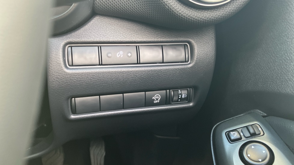 Nissan Juke 1.0 DiG-T N-Connecta 5dr Petrol Hatchback - Image 25