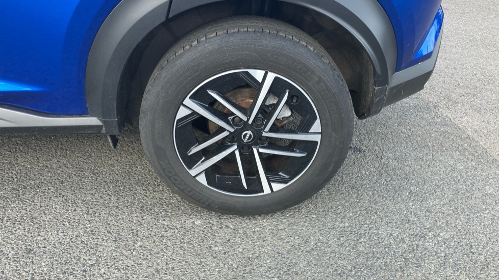 Nissan Juke 1.0 DiG-T N-Connecta 5dr Petrol Hatchback - Image 32