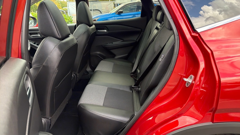 Nissan Qashqai 1.3 DiG-T MH N-Connecta [Glass Roof] 5dr Petrol Hatchback - Image 16