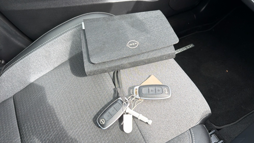Nissan Qashqai 1.3 DiG-T MH N-Connecta [Glass Roof] 5dr Petrol Hatchback - Image 19