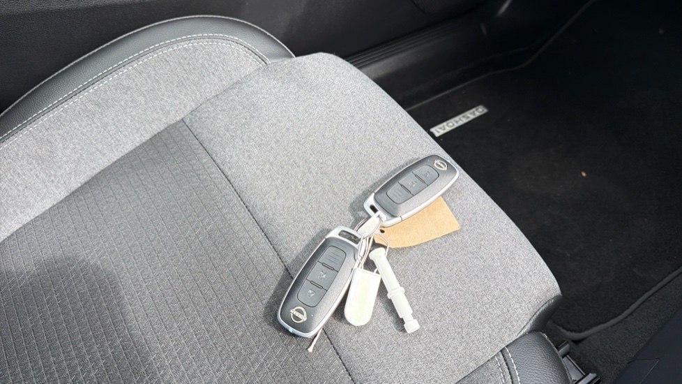 Nissan Qashqai 1.3 DiG-T MH N-Connecta [Glass Roof] 5dr Petrol Hatchback - Image 20