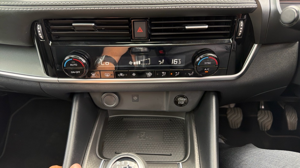 Nissan Qashqai 1.3 DiG-T MH N-Connecta [Glass Roof] 5dr Petrol Hatchback - Image 29