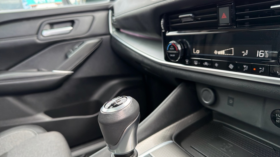Nissan Qashqai 1.3 DiG-T MH N-Connecta [Glass Roof] 5dr Petrol Hatchback - Image 33